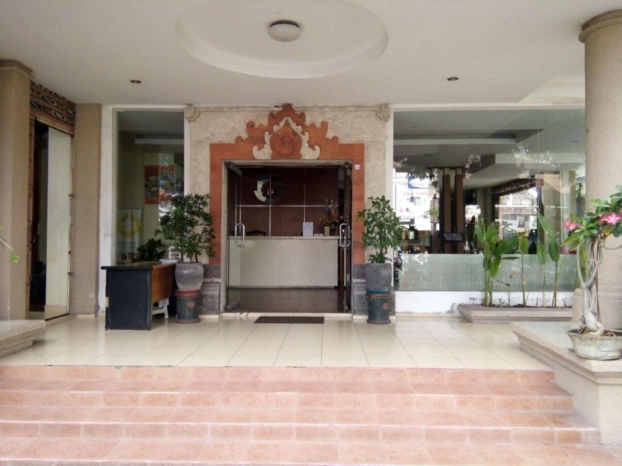 Hotel Reddoorz @ Raya Kuta Kuta Lombok Exterior foto